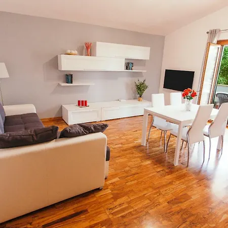 Domus Leonardo-private Free Parking