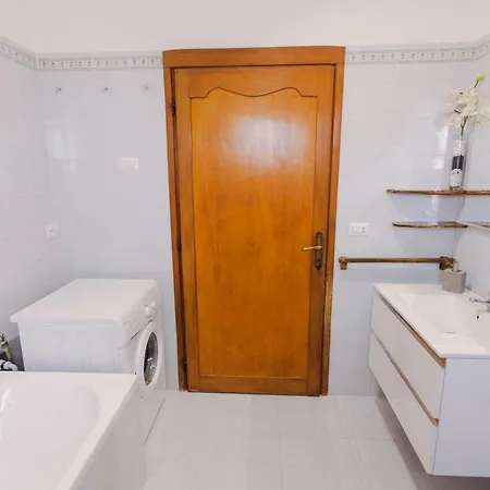 Domus Leonardo-private Free Parking פיומיצ'ינו